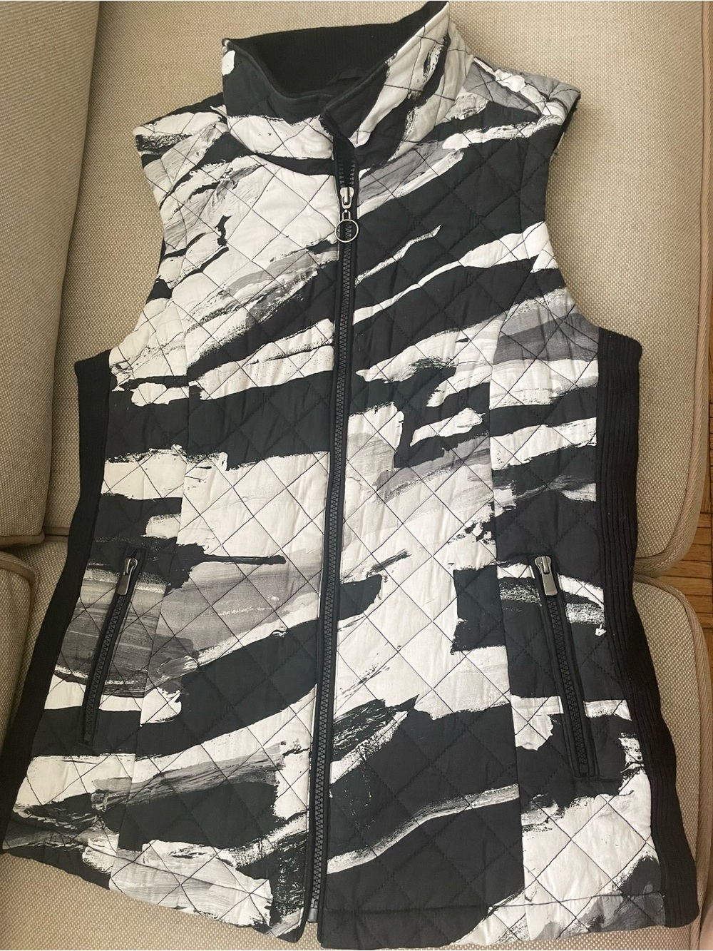 Vest sleeveless, Black & White, Quilted 
Modern Print